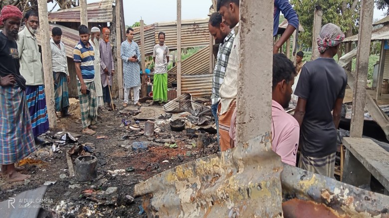 নেত্রকোনার বারহাট্টায় আগুনে ছাই সাত দোকান ক্ষতি ২৩ লাখ টাকা...