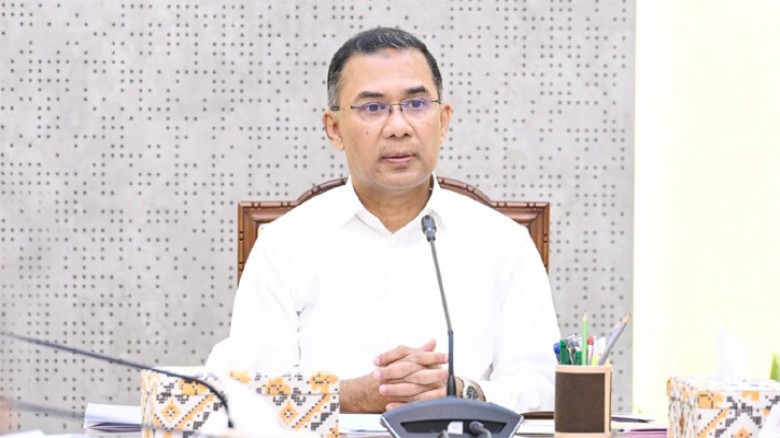 ছুটির দিনেও কার্যালয়ে ব্যস্ত সময় পার করলেন প্রধানমন্ত্রী